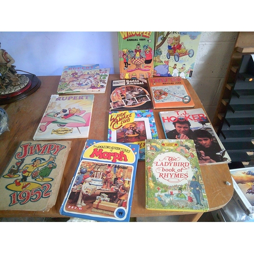 229 - Lot of Vintage Annuals