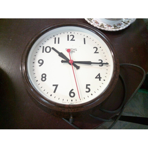 261 - Bakelite Frame Electric Smiths Clock (pwo)