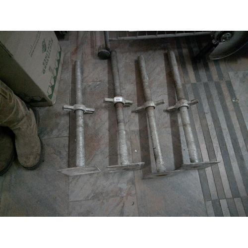 420 - Adjustable Screw Legs for Scaffolding