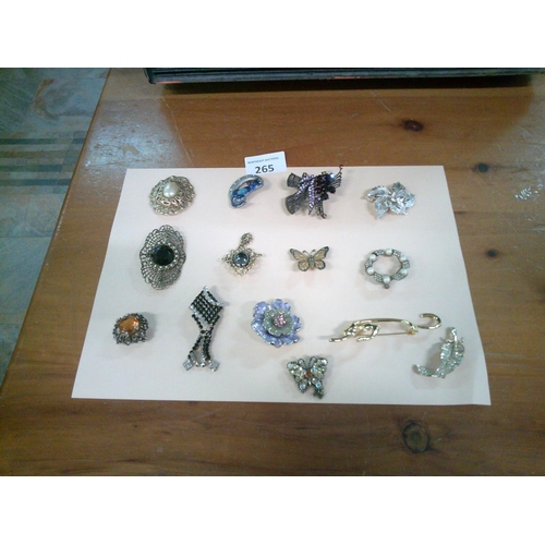 265 - 14 Decorative Brooches