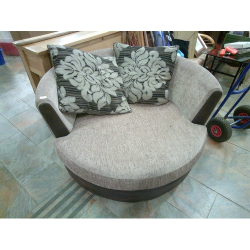 427 - Love Seat (4ft diameter)