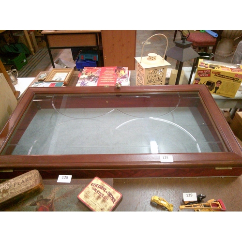 125 - Countertop Lockable Display Case (33