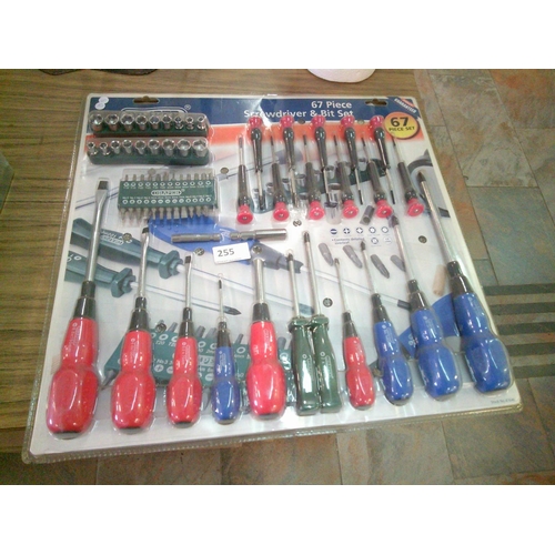 255 - New 67 Pce Screwdriver & Bit Set