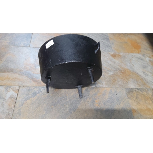 134 - Vintage cast iron cauldron with three short legs and side handles. Approximate diameter: 45 cm.