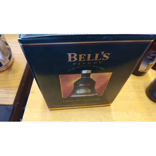 208 - Bell's Finest Old Scotch Whisky in original box. The set includes a decanter. 40% vol, 70 cl.