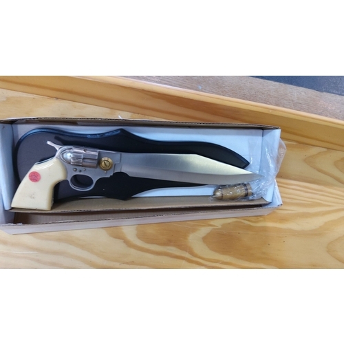 77 - Novelty gun knife with a pistol grip handle. The blade is made of stainless steel and has a wooden m... 