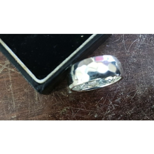 382 - Sterling silver designer ring with a hammered finish. Includes a box for safe storage and presentati... 