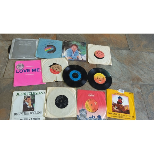117 - Mixed lot of 10 vintage 45 RPM records. Artists include Art Garfunkel, Julio Iglesias, Sheena Easton... 