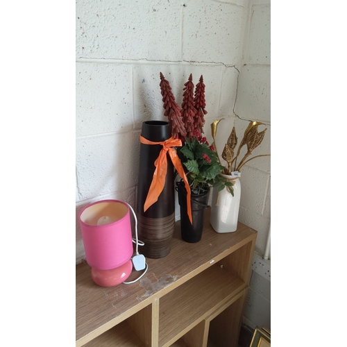 305 - Mixed lot featuring a pink table lamp, three decorative vases, and artificial flowers.