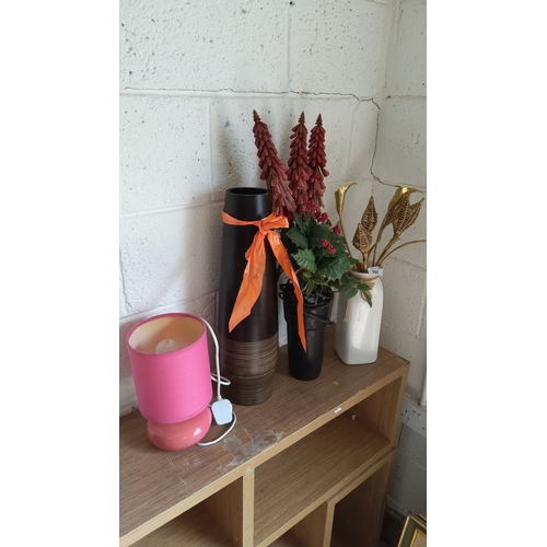 305 - Mixed lot featuring a pink table lamp, three decorative vases, and artificial flowers.