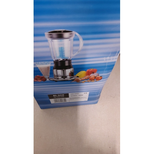 395 - Kenwood blender model BL306. Features a 300W motor and a 1.6L capacity. Includes removable lid and b... 