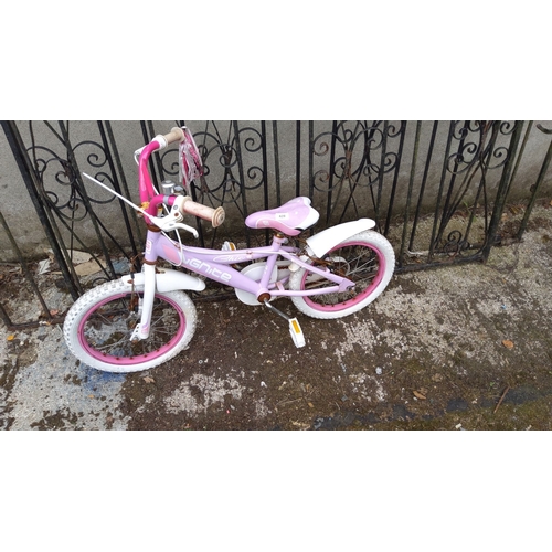 428 - Ignite Chic Bicycle, 16-inch. Features pink and white color scheme with handlebar streamers.