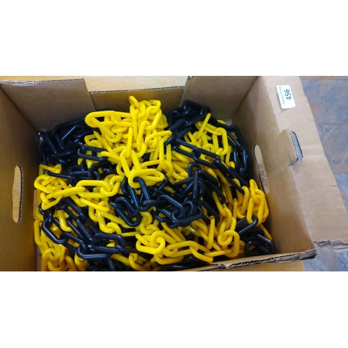 456 - Box containing black and yellow plastic chains. Approximately 10 meters in length for each color.