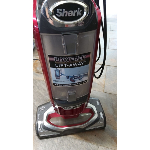 464 - Shark Powered Lift-Away Speed Upright Vacuum. Features a motorised brush. Model: Rotator Speed.