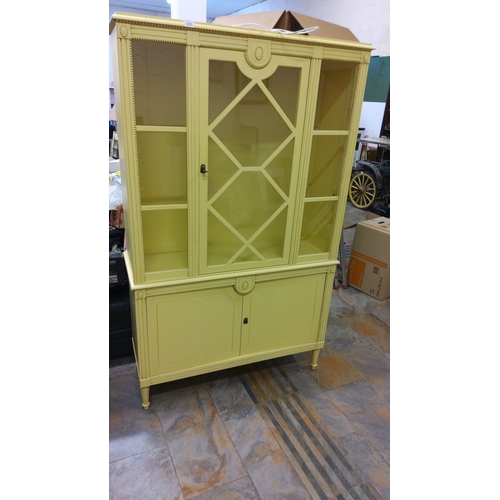 229 - Edwardian-style display cabinet in painted wood. The cabinet features a geometric glazed door, elega... 