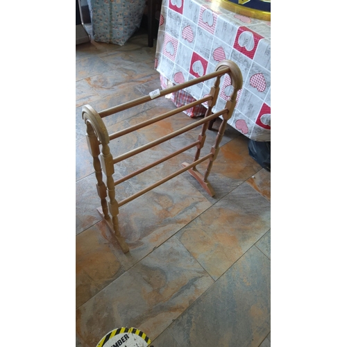 249 - Vintage wooden towel rail, featuring turned spindle design and a natural finish. Height approximatel... 