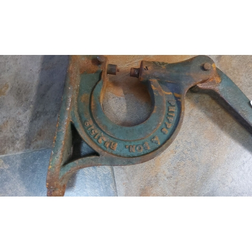 143 - Vintage cast iron leverage cutter from Phipps & SONS,Early 20th century industrial tool with robust ... 
