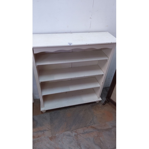262 - White-painted wooden bookshelf, featuring four spacious shelves. Classic design with scalloped detai... 