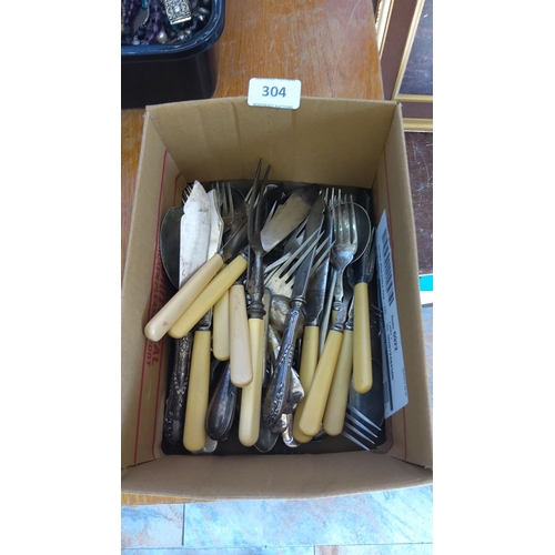 304 - Vintage cutlery lot, comprised of assorted knives, forks, and spoons with varying handle designs, in... 