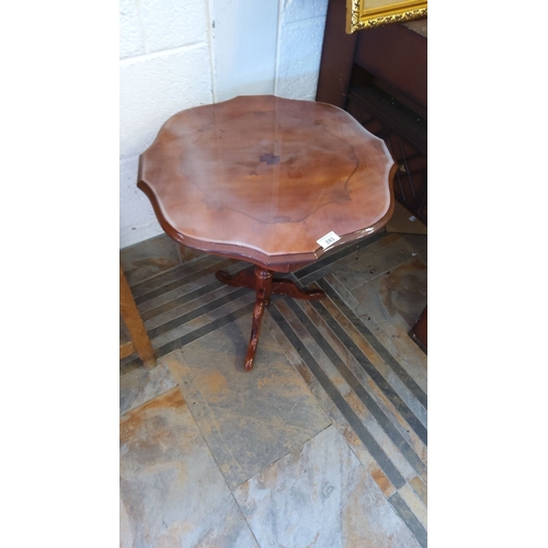 281 - Victorian-style mahogany side table with a scalloped edge and pedestal base. Features polished finis... 