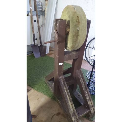 331 - Antique sharpening stone with wooden stand, featuring a hand-crank mechanism. From the early to mid ... 