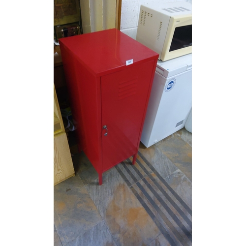 366 - Red metal storage locker with a lockable door, featuring three internal shelves. Durable constructio... 