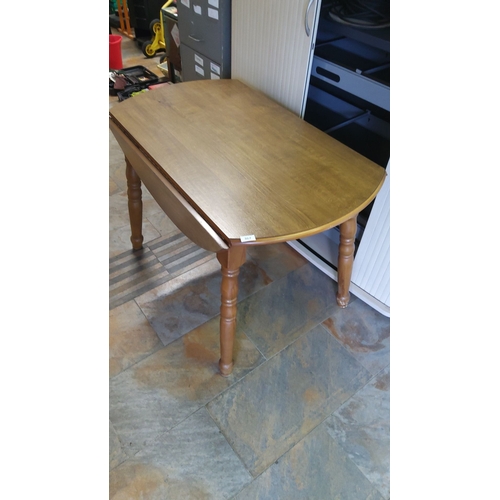 367 - Drop-leaf dining table in oak with turned legs.