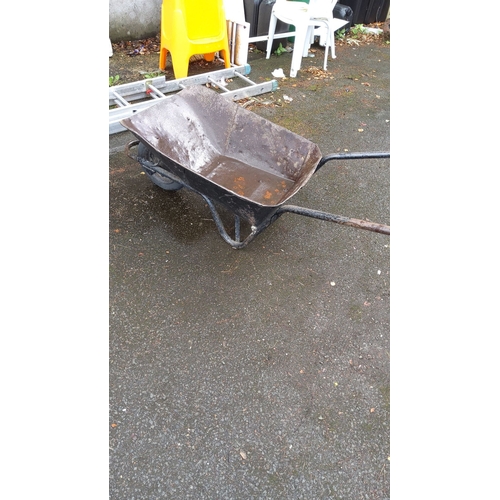 392 - Old metal wheelbarrow with single wheel and wooden handles.