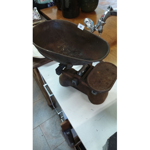 38 - Antique cast iron weighing scales with a large detachable pan and base plate.