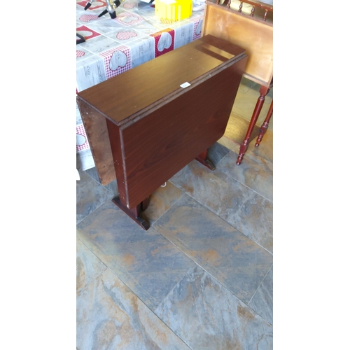 424 - Mid-Century Modern drop-leaf table, crafted from dark-stained wood.