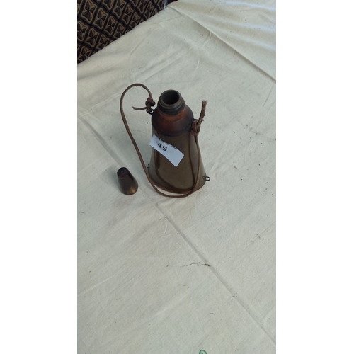 45 - Antique bronze powder flask with original leather strap from the Victorian era, featuring a classic ... 