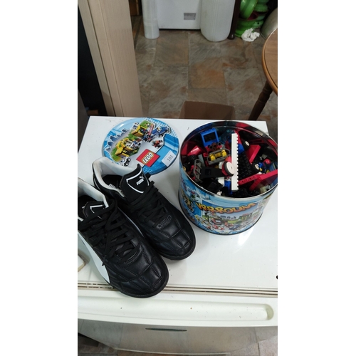 151 - Mixed lot features a pair of black Puma sneakers (7)and a tin filled with assorted LEGO pieces, incl... 