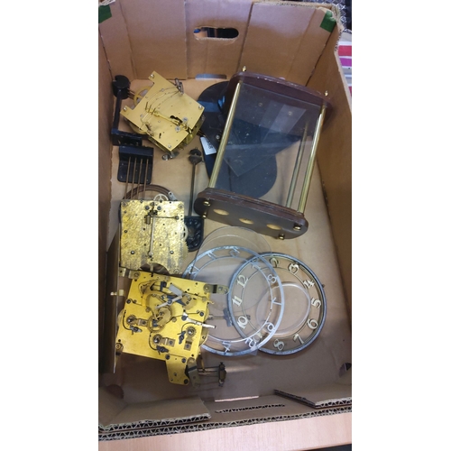 492 - Mixed lot of vintage clock mechanisms and parts, featuring brass movements, assorted gears, clock ha... 