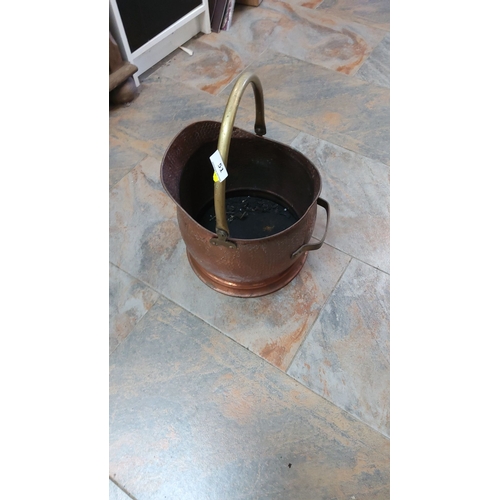 51 - Antique copper coal scuttle with brass handle, featuring a side handle. From the early 20th century.