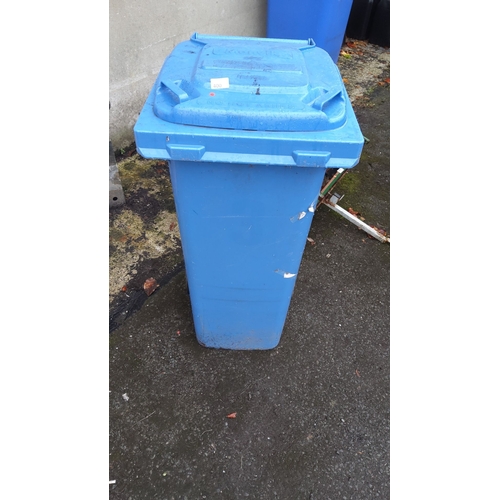 400 - Blue recycling bin