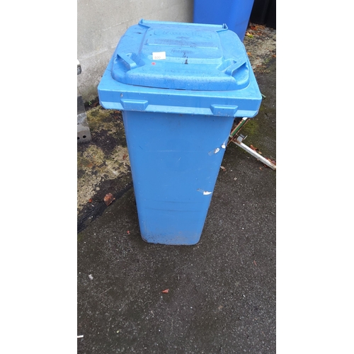 400 - Blue recycling bin
