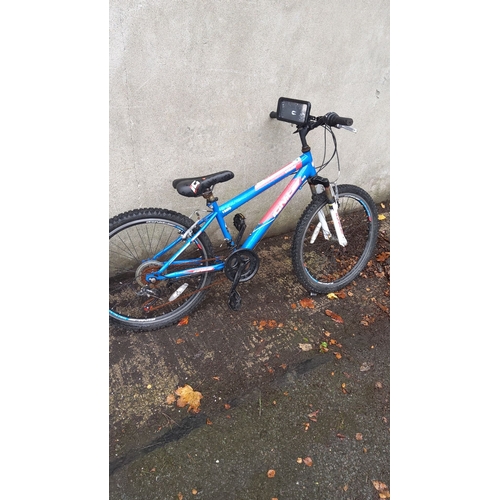 407 - Cyclone 18-speed mountain bike, blue and red frame, fitted with phone holder on handlebars.