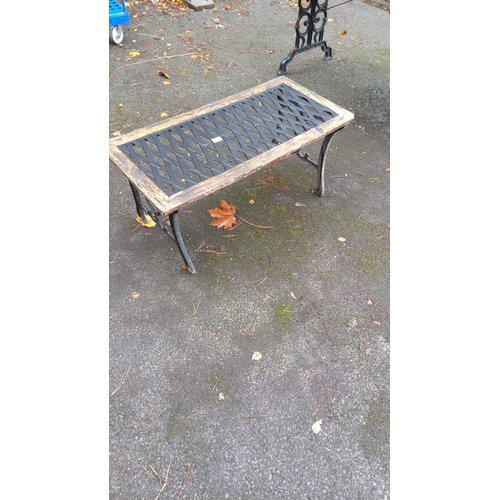 408 - Cast Iron sides garden bench with lattice top