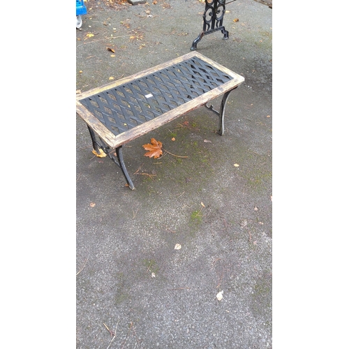 408 - Cast Iron sides garden bench with lattice top