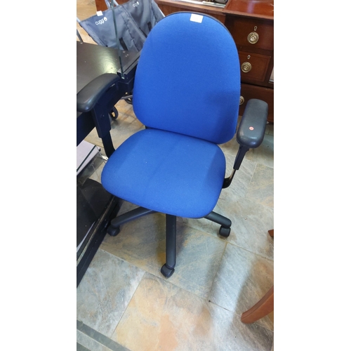 418 - Blue office chair with cushioned seat and back, adjustable armrests, and swivel base. Approximately ... 