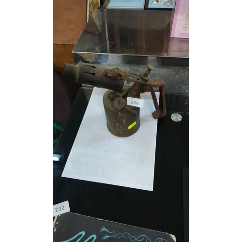 228 - Vintage Primus blowtorch, made in Sweden, brass with iron handle, from the mid-20th century.