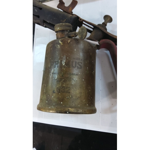 228 - Vintage Primus blowtorch, made in Sweden, brass with iron handle, from the mid-20th century.
