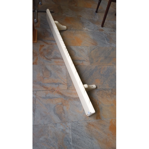 328 - Wooden wall-mounted shelf with a white finish and decorative edge. Includes two attached brackets fo... 