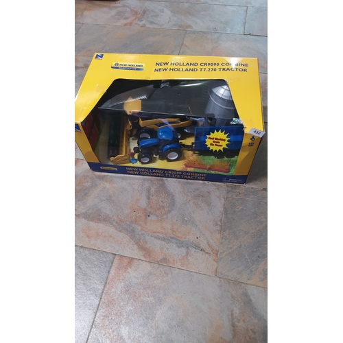 432 - New Holland CR9090 Combine and T7.270 Tractor set, 1:32 scale. Boxed collectible.