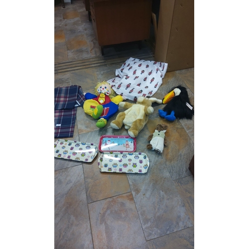 452 - Assorted toy plushies, xmas collectables and decorative trays featuring owl motifs.
