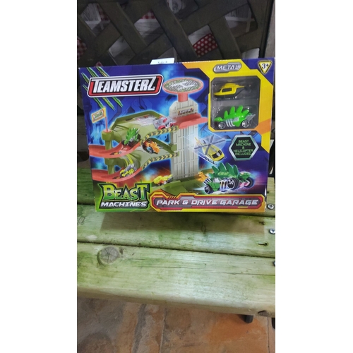 163 - Teamsterz Beast Machines Park & Drive Garage includes a metal dinosaur car and helicopter.