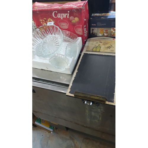 299 - Capri glass dessert bowl set includes several elegantly designed pieces. Accompanied by a Denby 4-pi... 