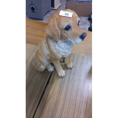 32 - Resin dog sculpture, depicting a sitting Labrador. Realistic detail with a lifelike expression.