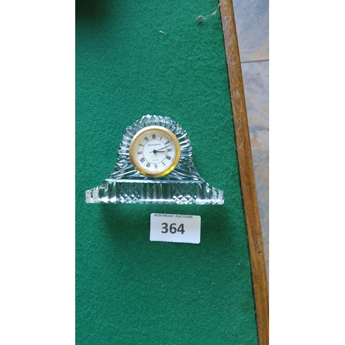 364 - Mantel clock in lead crystal with Roman numerals, gold-toned bezel, signed 