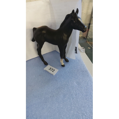 372 - Beswick England black horse figurine, in ceramic. Detailed modeling with a glossy finish and a white... 